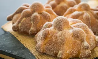 Pan de Muerto de chocolate con naranja