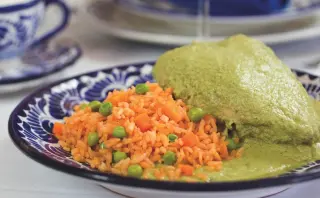 Mole verde con pollo: para celebrar en familia el Día de Muertos