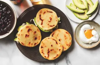 Arepas integrales con aguacate y huevo