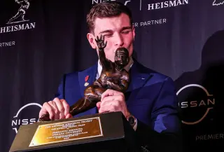 Fernando Mendoza hace historia en el futbol americano colegial