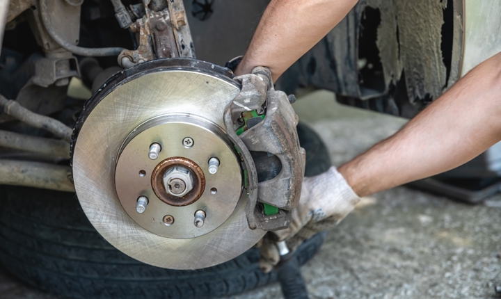 Pasos para hacer tú mismo el cambio de frenos de tu carro