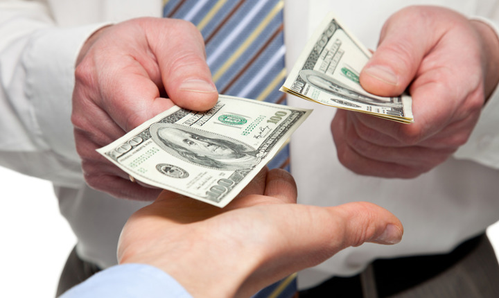 ¿Debo prestar dinero a un ser querido?