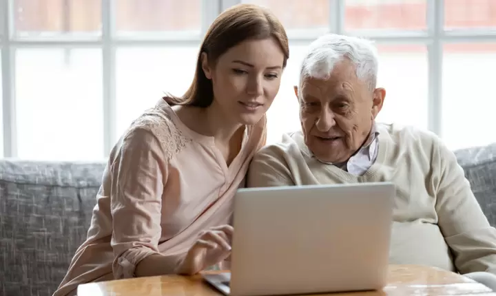 Cómo ser voluntario para enseñar tecnología a adultos mayores