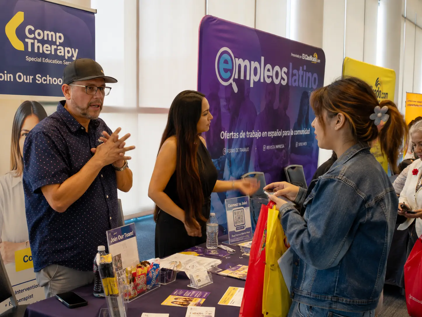 Feria de empleo comunitaria casi a su máxima capacidad combinó reclutamiento presencial, oportunidades laborales adicionales en la edición impresa y una fuerte actividad de búsqueda de empleo en línea.