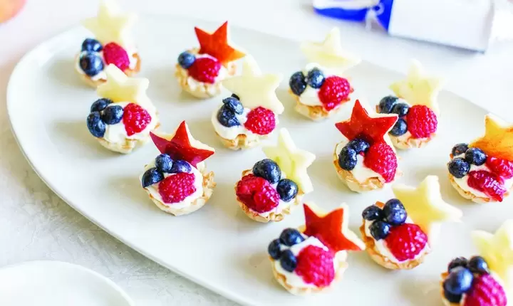 Canapés de queso crema y frutos rojos