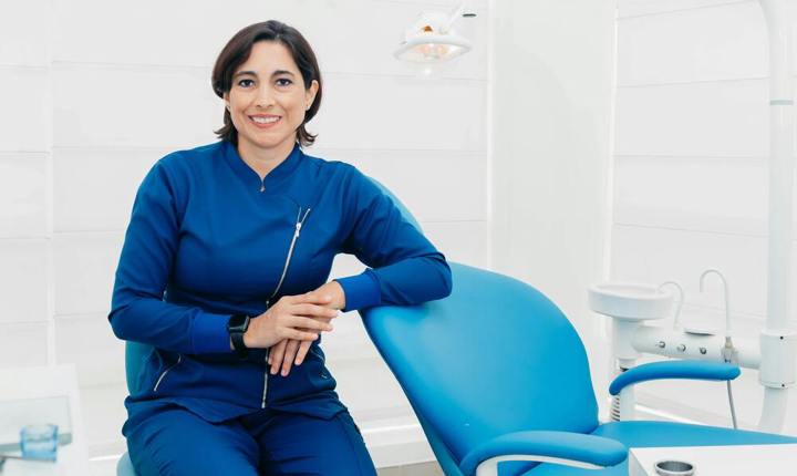 Cómo localizar dentistas que hablen español cerca de ti
