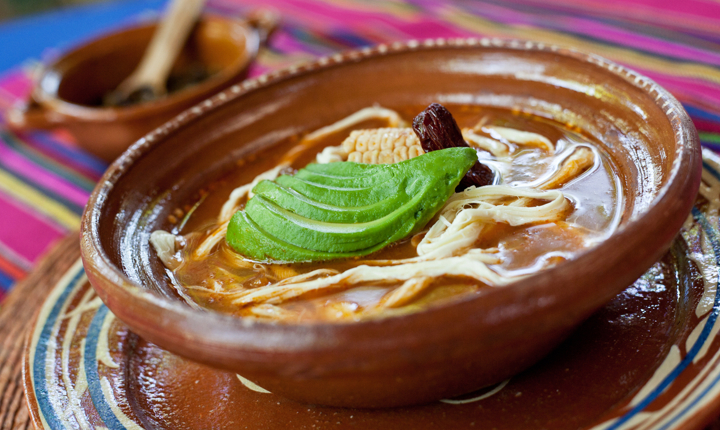 Caldo tlalpeño de pollo