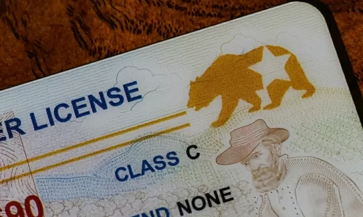 ¿Necesito usar el REAL ID para hacer un vuelo doméstico en EEUU?