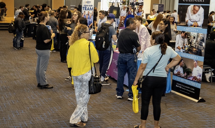 Cómo promocionar su negocio a través de eventos comunitarios