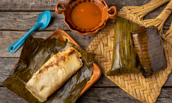 Tamales de mole negro con semillas de granada