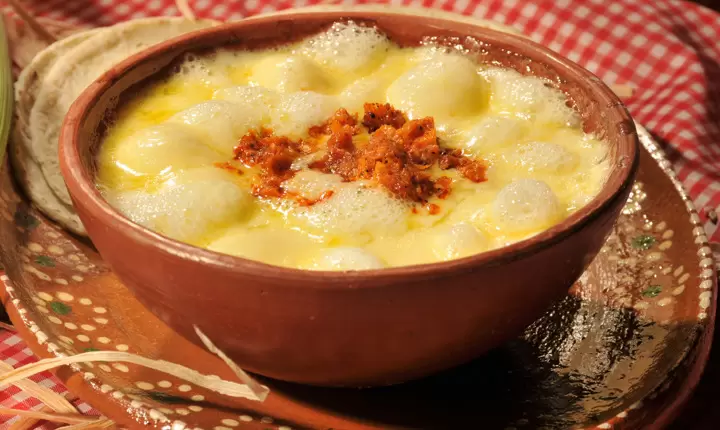 Aprenda a preparar el tradicional queso fundido con chorizo