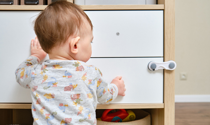 Consejos de seguridad con los muebles para proteger a los niños pequeños