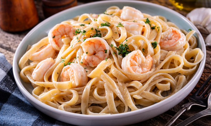 Fettuccine Alfredo con camarones, para el Día del Padre