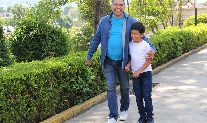 ¿Por qué es importante dejar que los hijos tropiecen?