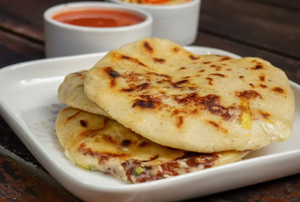 Pupusas revueltas con curtido