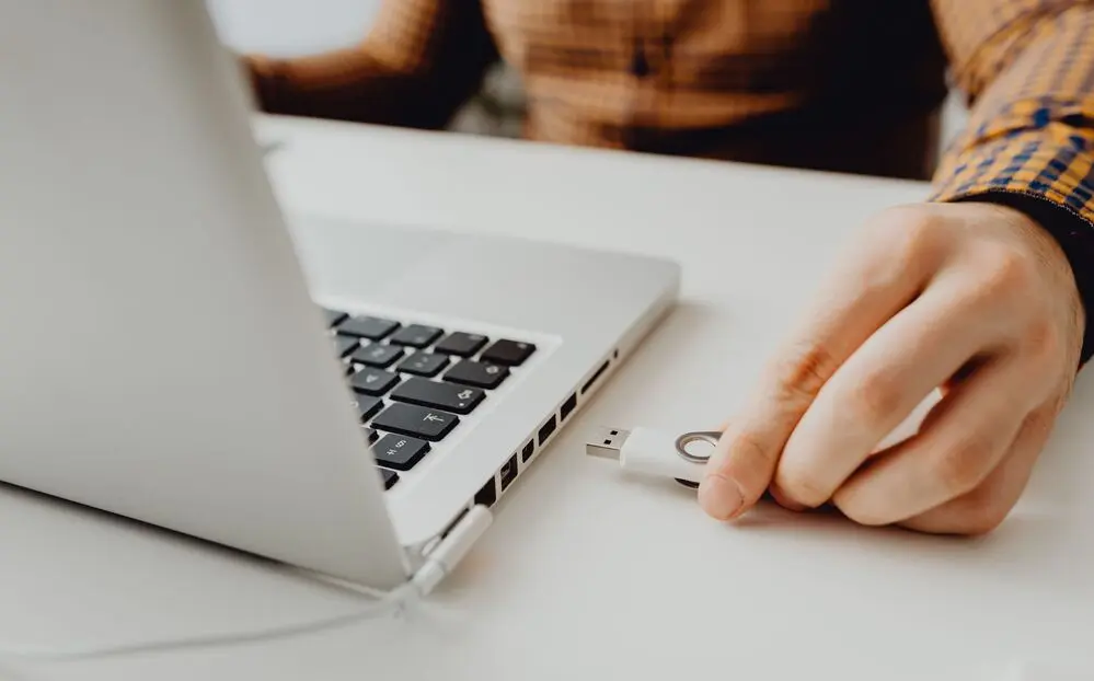 Cómo ahorrar al usar la computadora y al comprar cosas usadas