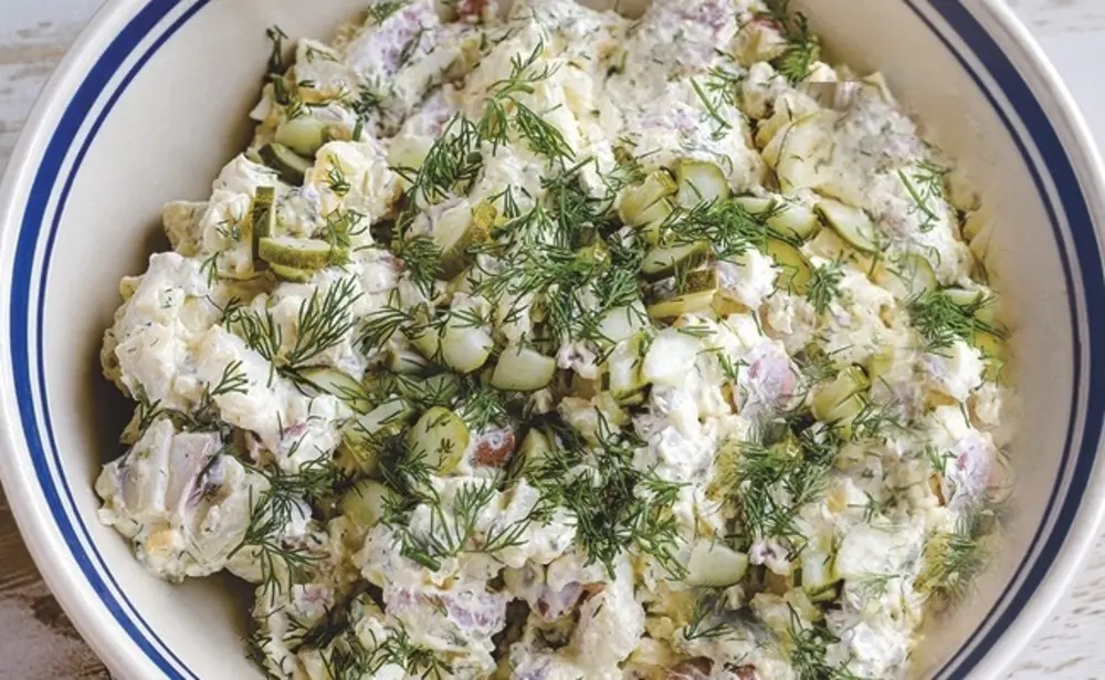 Ensalada cremosa de papas con pepinillos