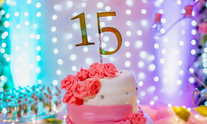 Servicios que debo contratar para celebrar una Quinceañera en un salón de eventos