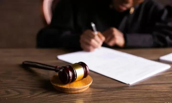 ¿Me pueden deportar en la primera corte?