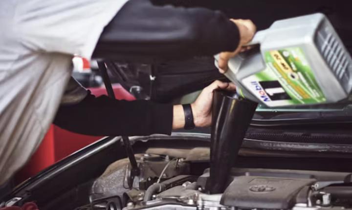 Cómo cambiar el aceite del auto en casa y reciclarlo correctamente
