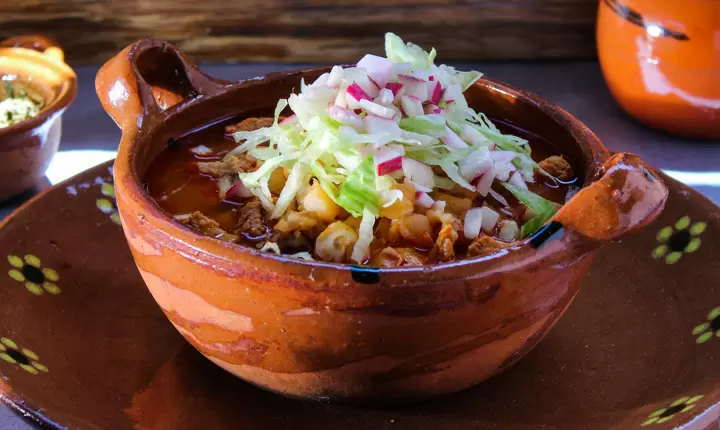 Así se prepara el sabroso pozole rojo con pollo y cerdo