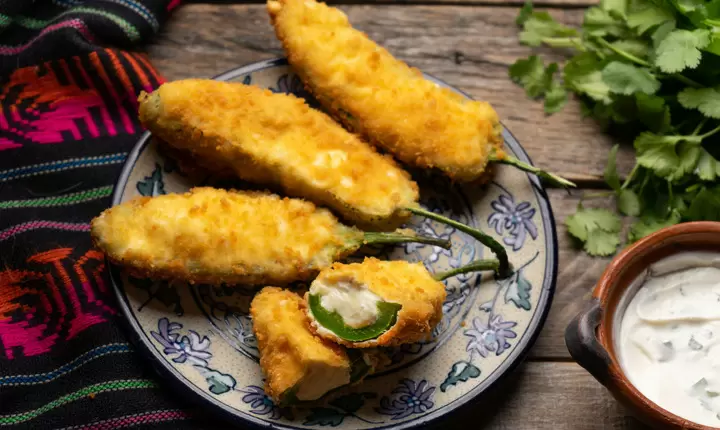 Jalapeños rellenos de queso y tocino