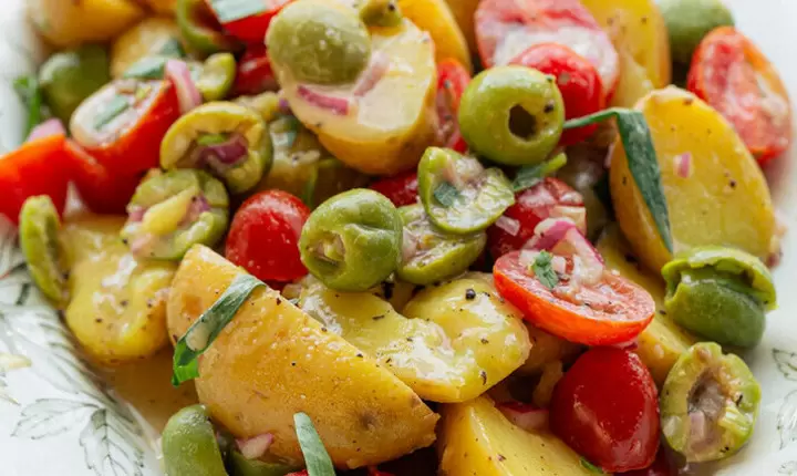 Ensalada de salmón, con papas y aceitunas