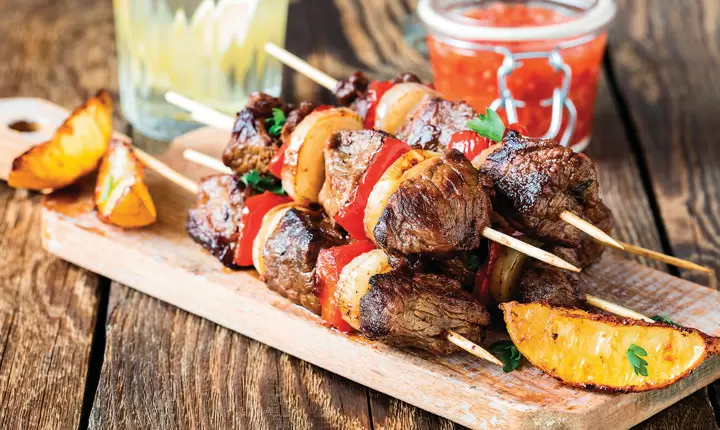 Brochetas de carne con verduras