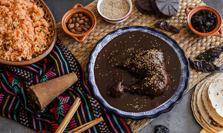 Mole negro oaxaqueño con pollo