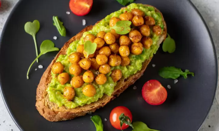 Pan tostado con aguacate, garbanzos y miso