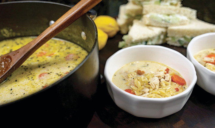 Sopa de pollo con orzo y limón