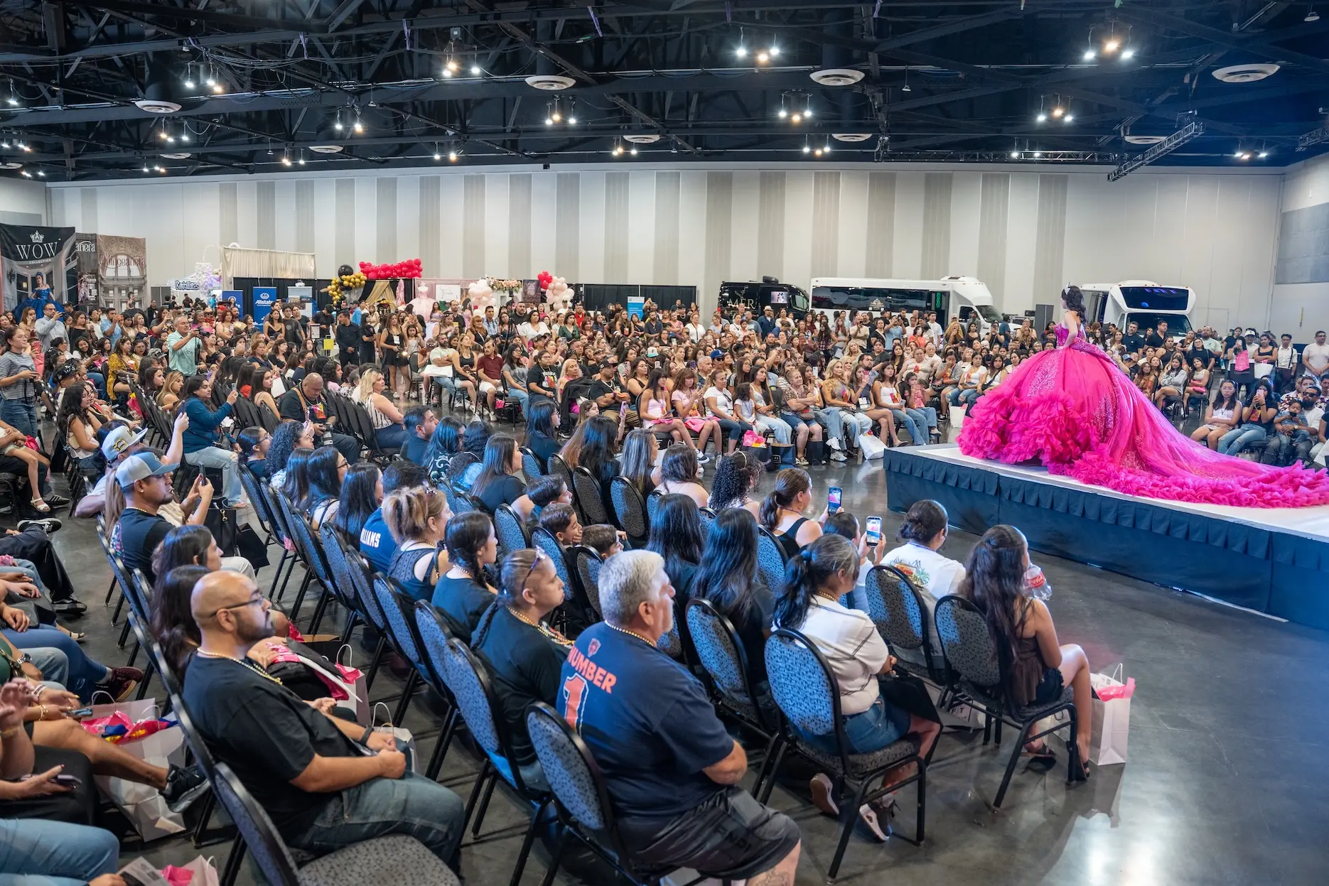 Más de 1,500 personas asisten a la Expo & Fashion Show de Quinceanera.com en Ontario