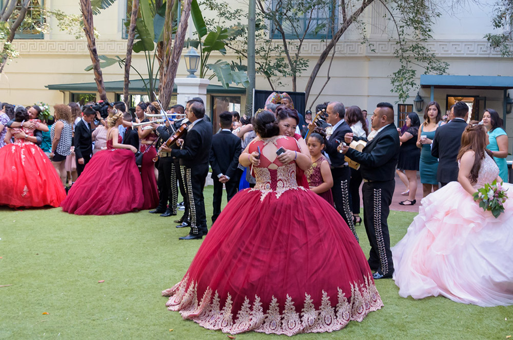 Una Fiesta Mágica para 10 Quinceañeras en el Sistema de Cuidado de Crianza