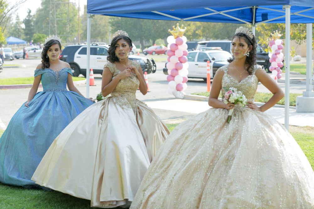 Una Fiesta Especial para 6 Quinceañeras de Cuidado de Crianza