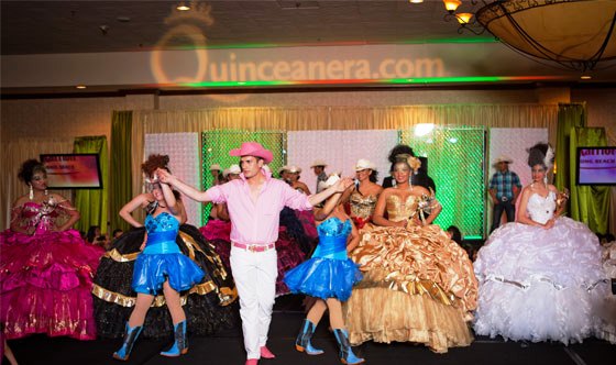 Chihuahuas, Botas y Sombreros de Vaquera se Apoderan de la Pasarela en la Expo y Desfile de Moda de Quinceanera.com en el Condado de Orange