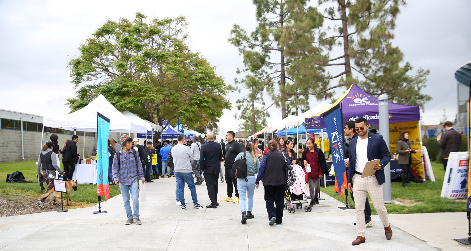 Cientos se Reúnen en la Feria de Empleo de El Clasificado en Cerritos College