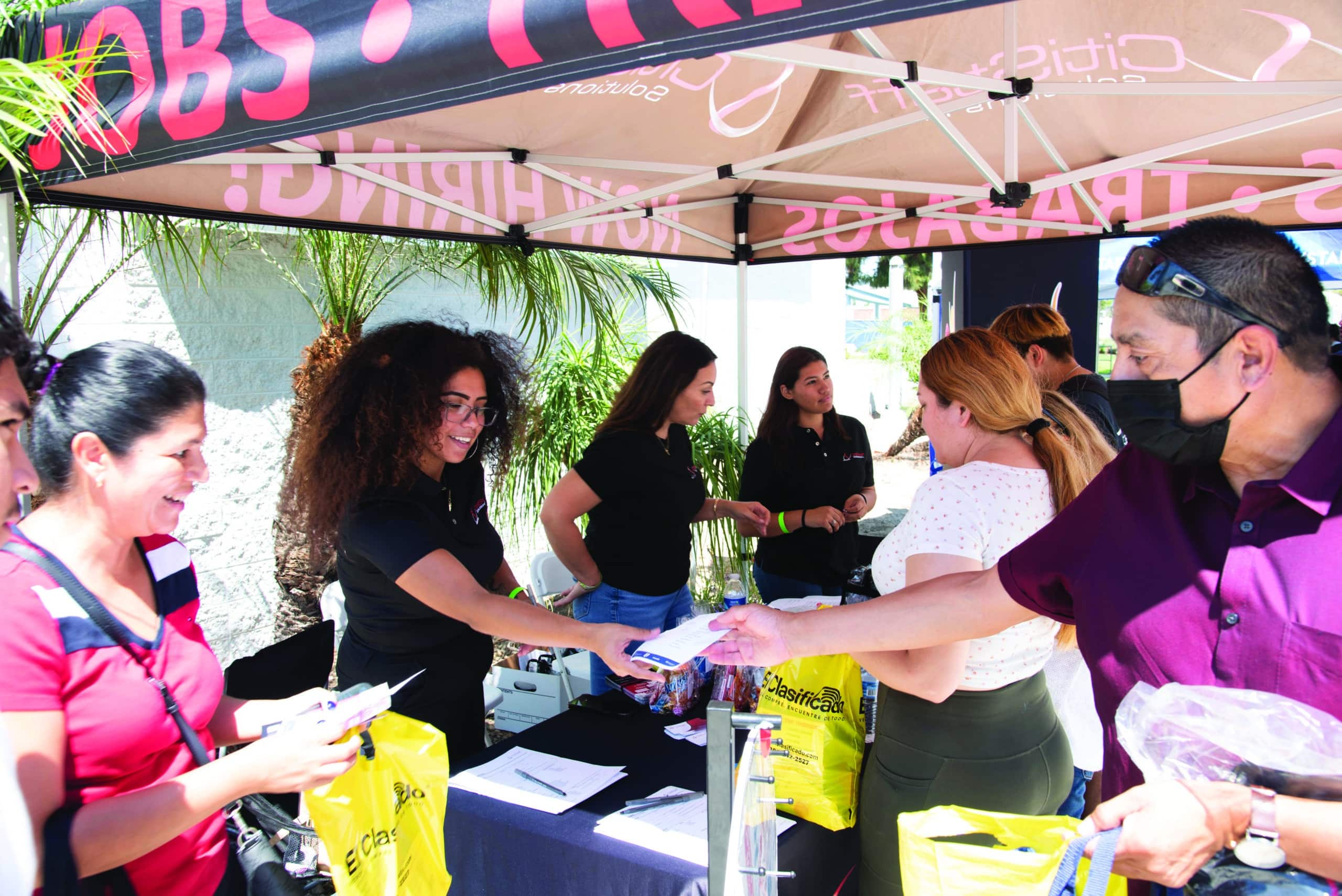 Cientos de personas se reúnen en la Feria de Empleo de El Clasificado en Cerritos College
