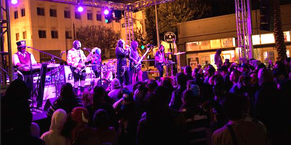 Los fanáticos de la música alternativa latina celebran el Día de los Muertos de Al Borde