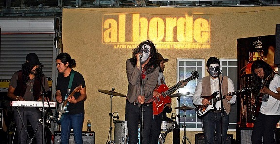 Los fanáticos de la música alternativa latina celebran a los vivos y a los muertos en el Día de los Muertos de Al Borde