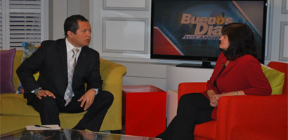 Martha de la Torre entrevistada en el programa de televisión Buenos Días Los Ángeles en Telemundo