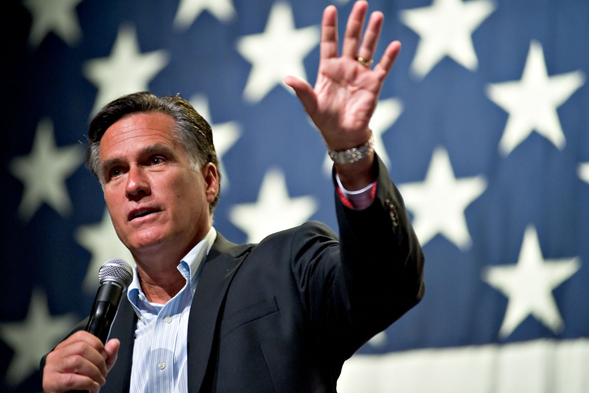 El candidato presidencial Mitt Romney destaca a la CEO de El Clasificado, Martha de la Torre, durante la conferencia de la USHCC