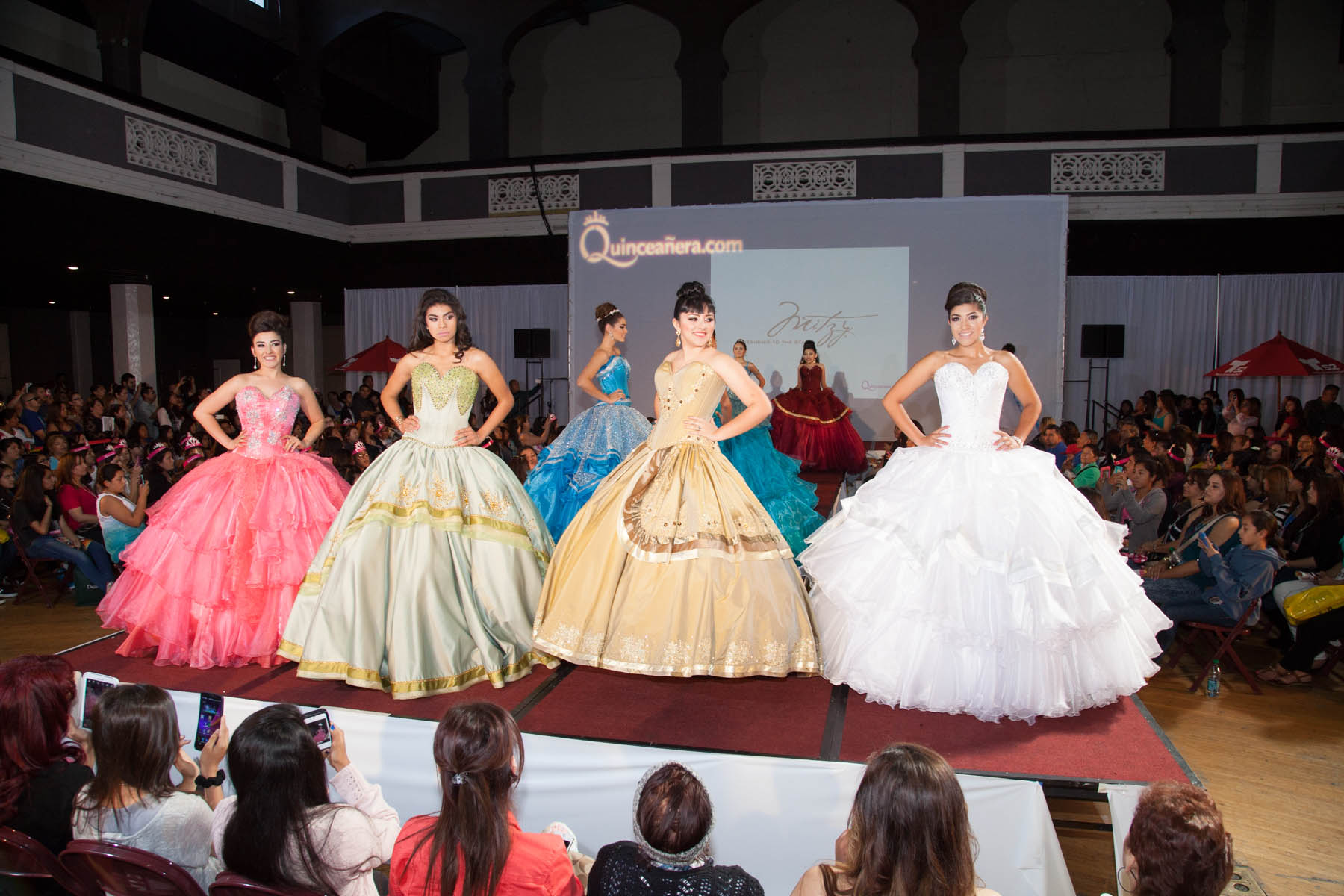 Quinceanera.com Expo y Desfile de Moda Establece Récord de Asistencia en Los Ángeles