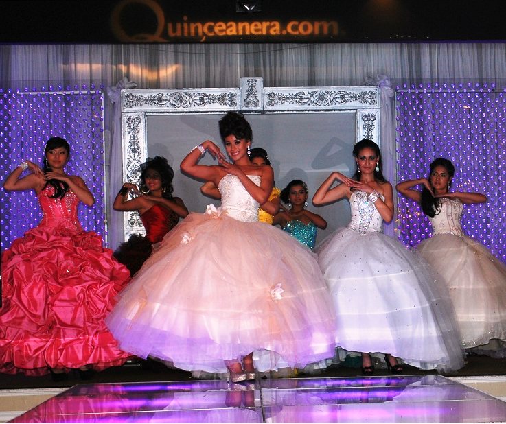 La Expo y Desfile de Moda de Quinceanera.com en San Fernando Valley, California Ofrece a Más de 1,000 Jóvenes Latinas lo Esencial para su Celebración de Cumpleaños