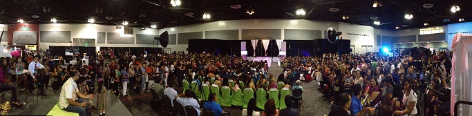 La Expo y Desfile de Moda de Quinceanera.com Transformó el Centro de Convenciones de Ontario en un Punto de Encuentro para la Planificación de Fiestas