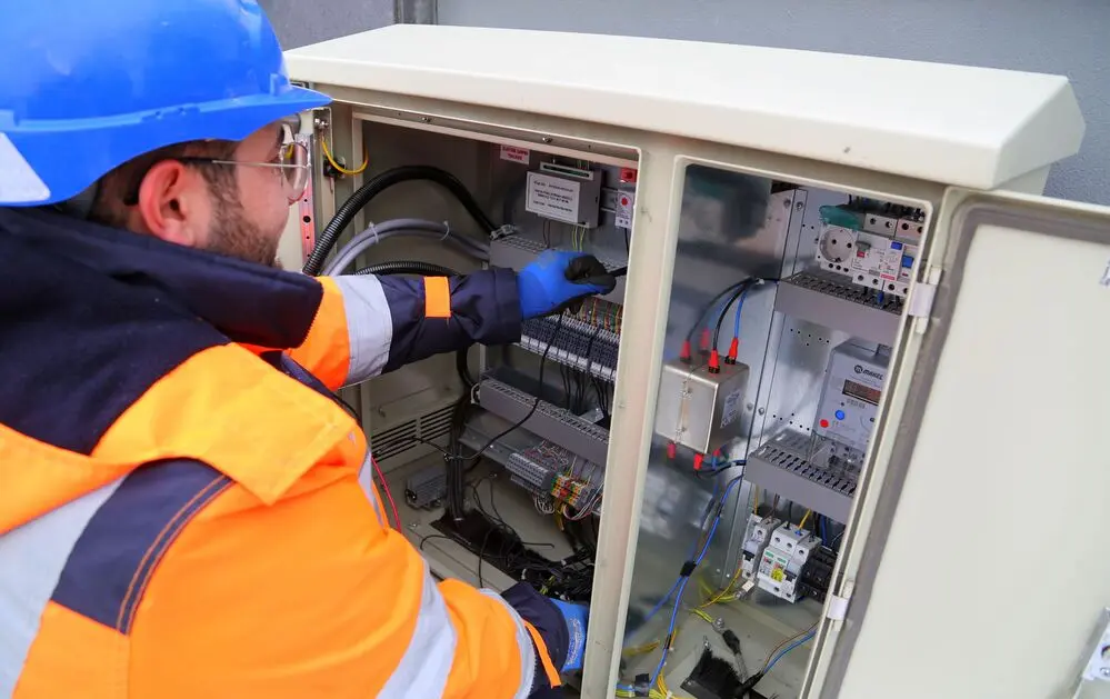 Cómo convertirse en electricista certificado