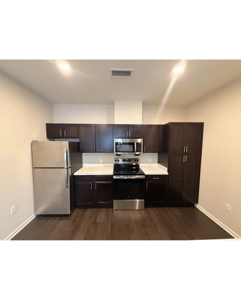Sale of kitchen furniture with 8 cabinets.