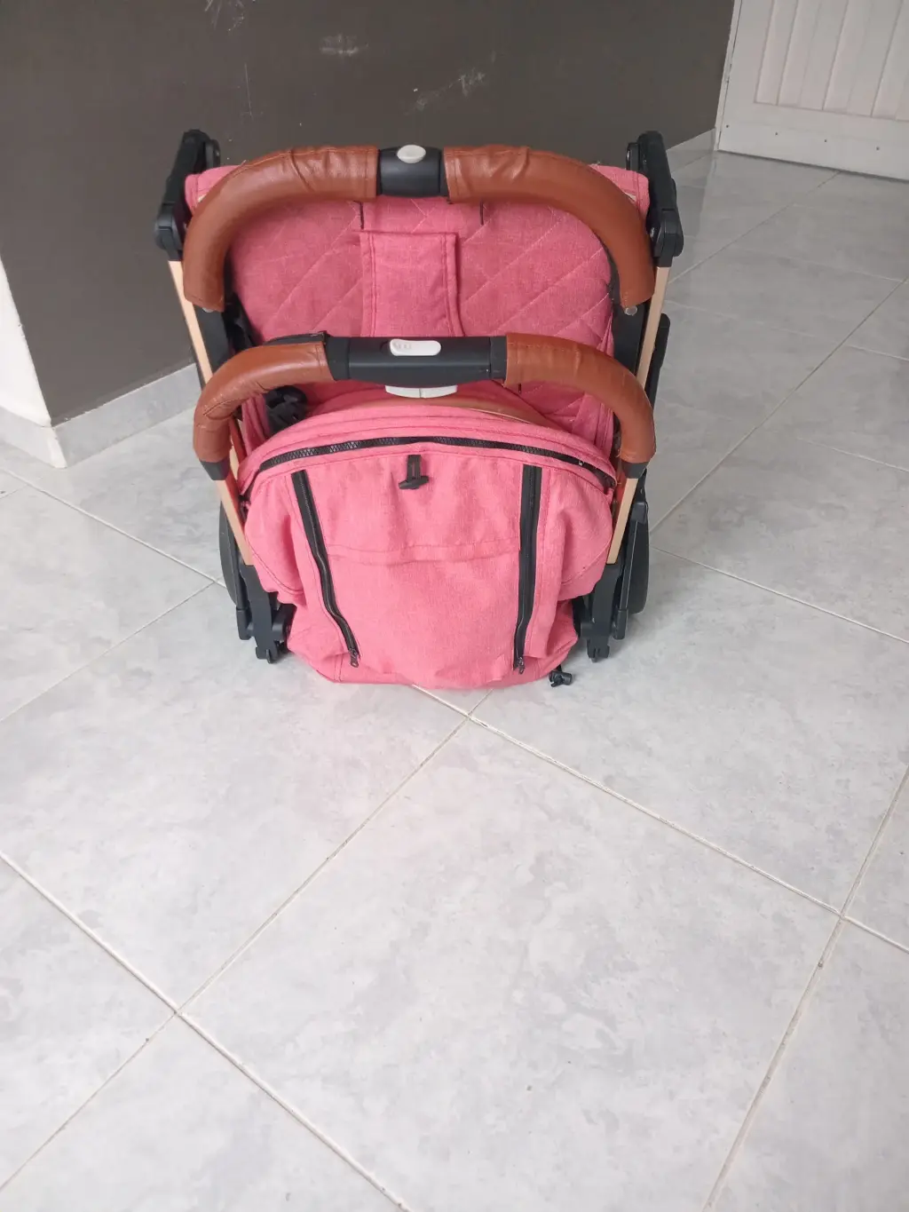 Carriola Elegante y Funcional con Bolsa de Pañales