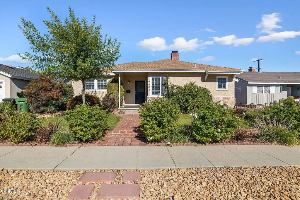 Super cute Winnetka charmer that has been tastefully renovated!
