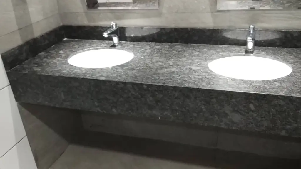 GRANITO STEEL GREY: SOBRIEDAD, RESISTENCIA Y DISEÑO