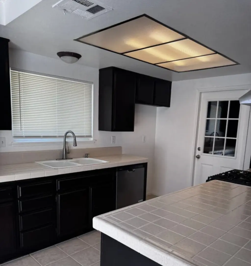 3 Encantadora casa de tres habitaciones y dos baños completos.